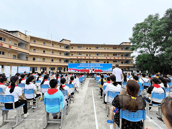 涪陵爱尔眼科医院向蔺市街道堡子小学捐赠公益矫正眼镜