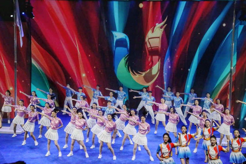 7月22日,成都第31届世界大学生运动会运动员村正式开村,并为首支入驻的代表团——中国代表团举行了欢迎仪式。人民网 记者 朱虹摄