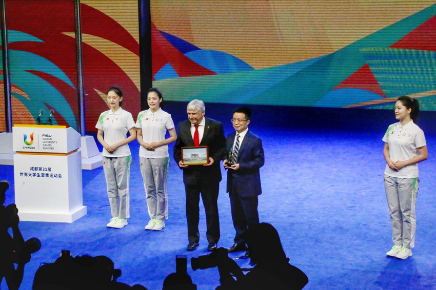 7月22日,成都第31届世界大学生运动会运动员村正式开村,并为首支入驻的代表团——中国代表团举行了欢迎仪式。人民网 记者 朱虹摄