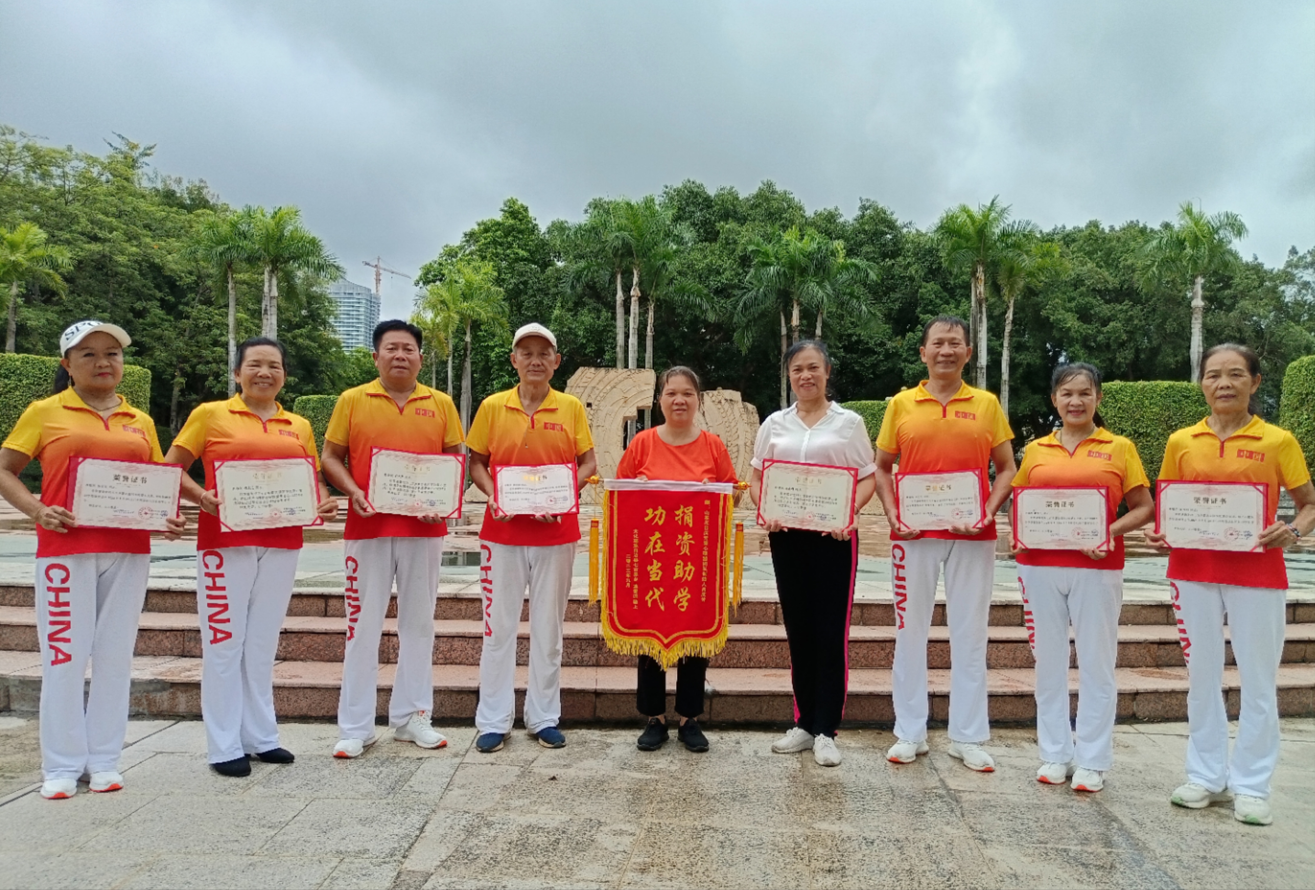 山茶花吕庆芳爱心公益：同在蓝天下  携手为公益