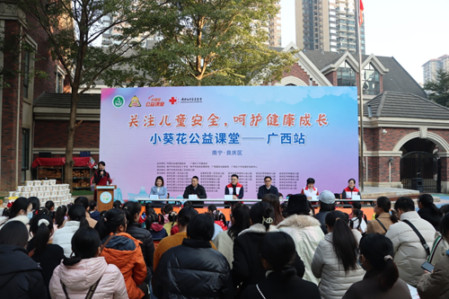 国际艺术大师王余根博士：以画笔绘世，以艺术启智