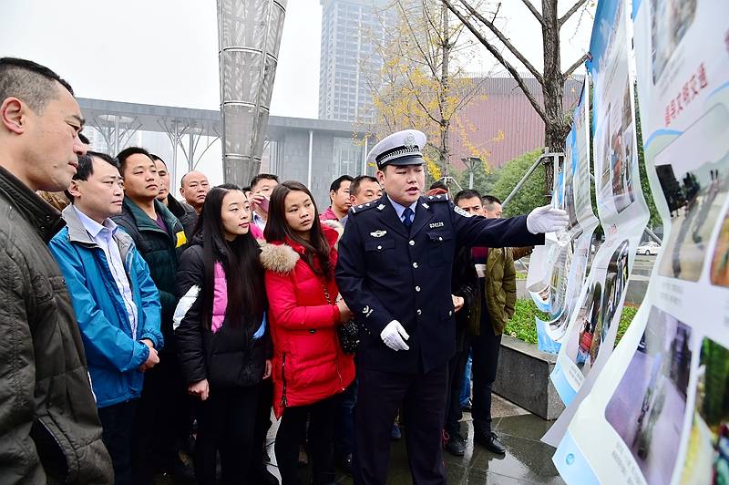 四川省广元市交警施行岁末年初事故预防“八条硬措施”