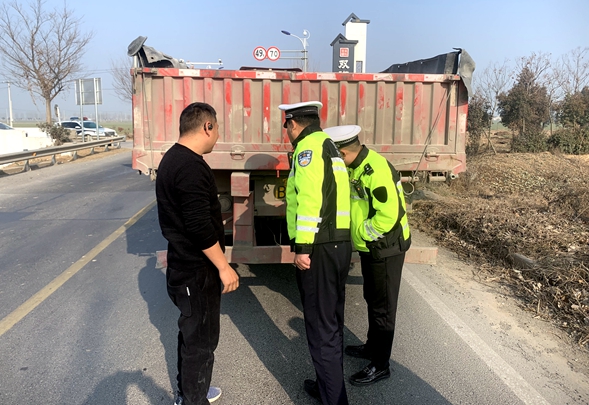 江苏睢宁联合安徽灵璧开展省界超限超载涉牌违法车辆集中整治行动