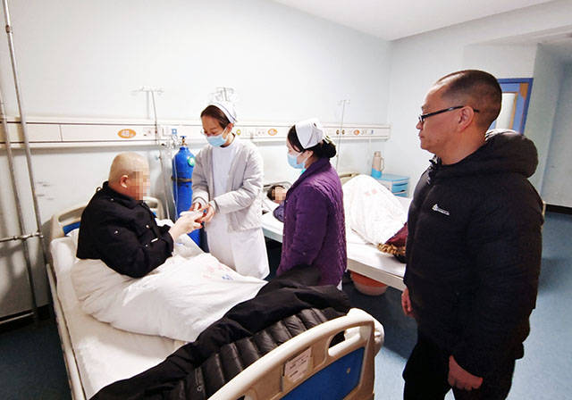 粥香四溢暖人心 | 运城安国医院腊八节为患者送粥送祝福 
