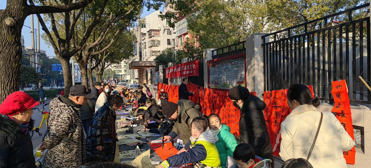 湖北省武汉市江夏区明熙小学开展“写春联·剪窗花·送喜庆”主题活动