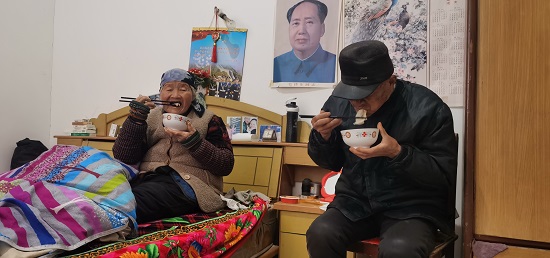 贫困户吃饺子.jpg