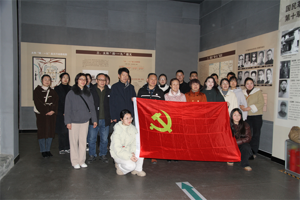 太和县博物馆联合县审计局开展三八妇女节‘您的礼物’黏土花与花瓶绘画活动