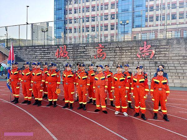 涪陵区华岩应急救援队为1200名师生踏青徒步提供随行保障_