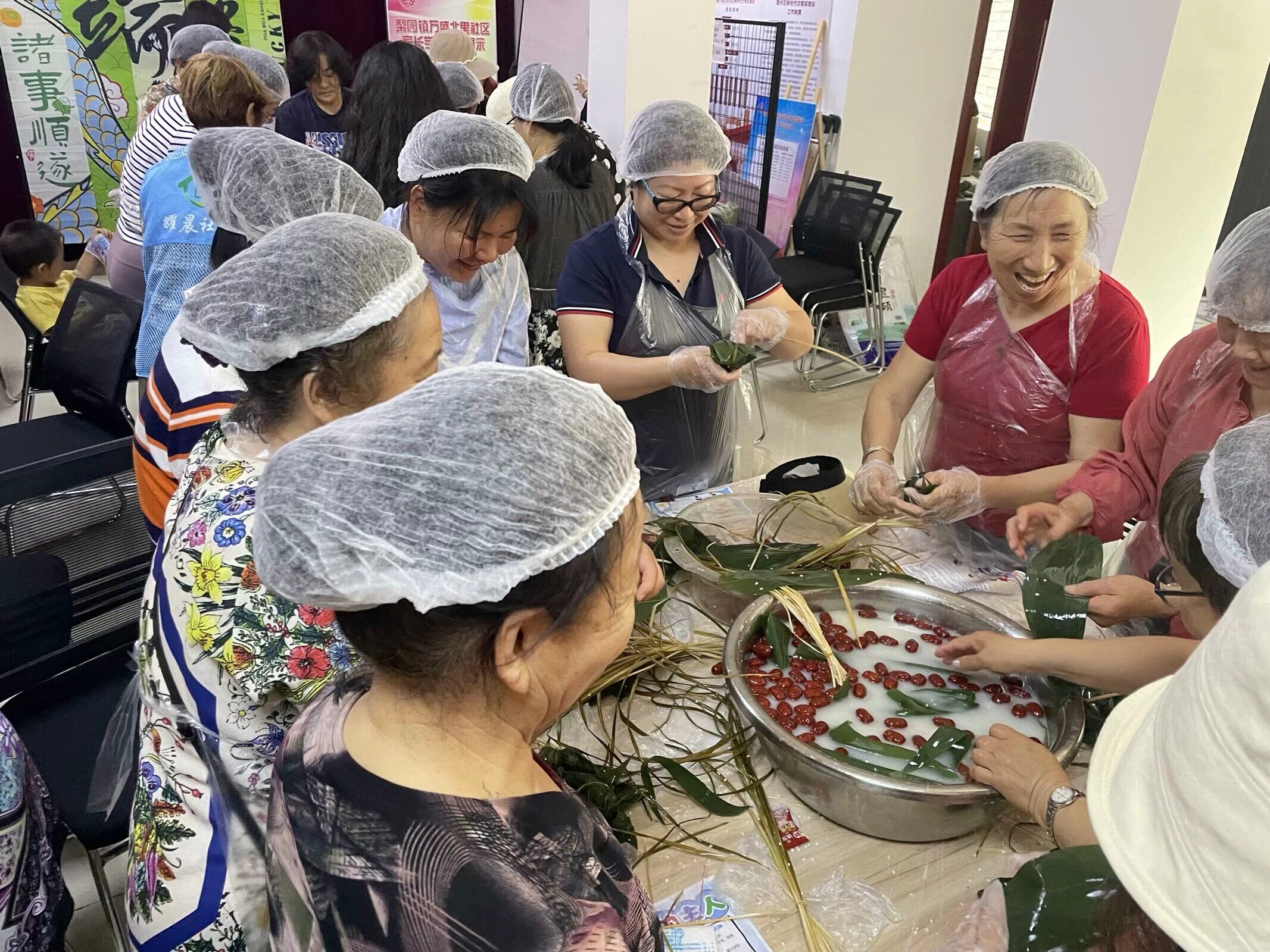 北京通州:万盛北里社区联合耀晨心理健康促进中心开展端午节包粽子活动