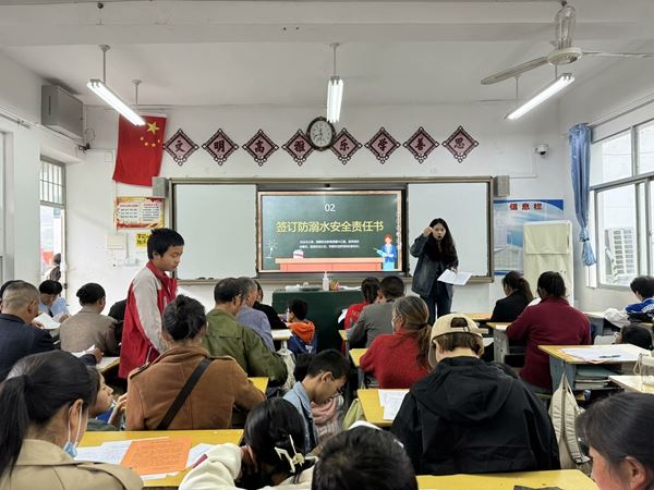 爱心汇聚腰带山，青春温暖军营情