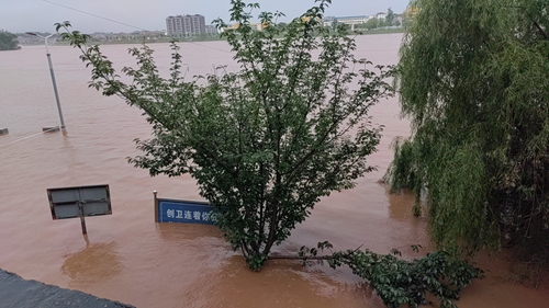 苗乡麻阳洪水来袭!党旗映衬确保一方百姓平安