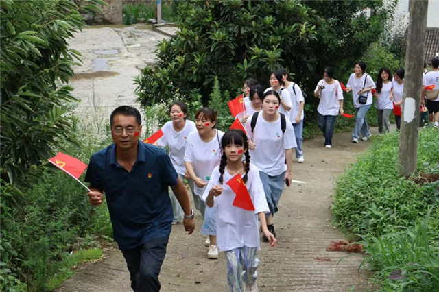 点亮红色记忆，传承红色基因，助力乡村振兴--这样的暑假才有意义