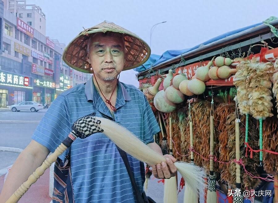 他靠做“老物件”养活一家人