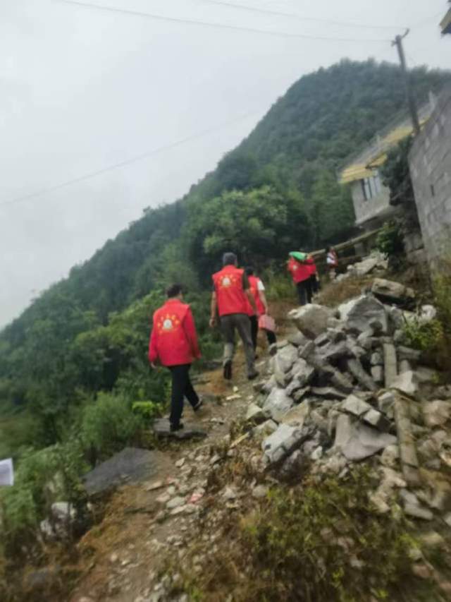 湖北省民泰应急救援队员“八一”建军节慰问老兵
