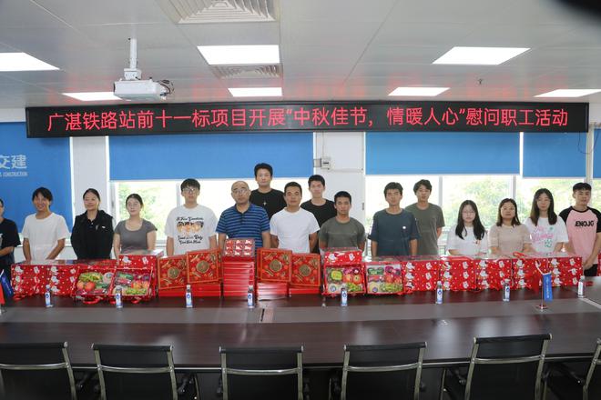 月饼代表思念情 鲜果包含亲人爱
