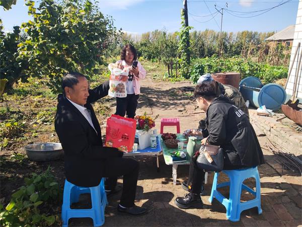 黑龙江宝清县：富硒水果结满园 枝头累累果飘香