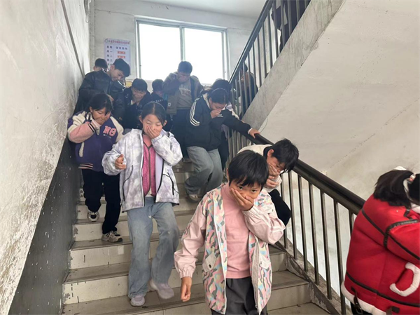 安徽太和县长春小学开展消防安全应急疏散演练