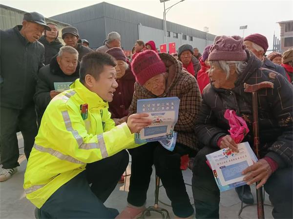 安徽阜阳交警为过冬至老人送交通安全“营养餐”