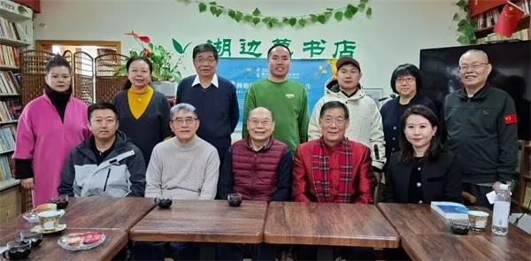 内蒙古民族解放纪念馆向北京湖边草书店捐赠“红色丰碑”系列图书