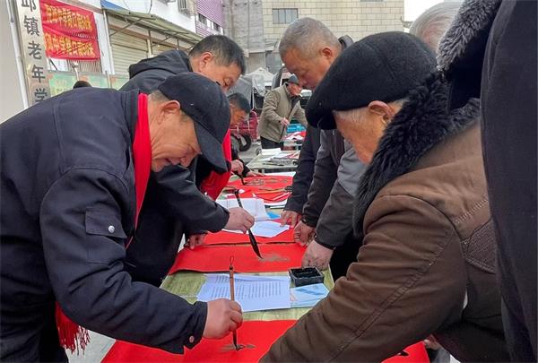 安徽太和县倪邱镇老年协会开展义务写春联活动