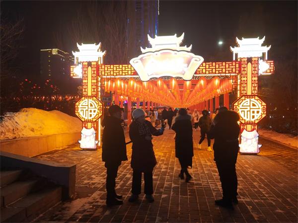 黑龙江宝清县：万盏灯笼扮靓广场   节日的氛围感拉满