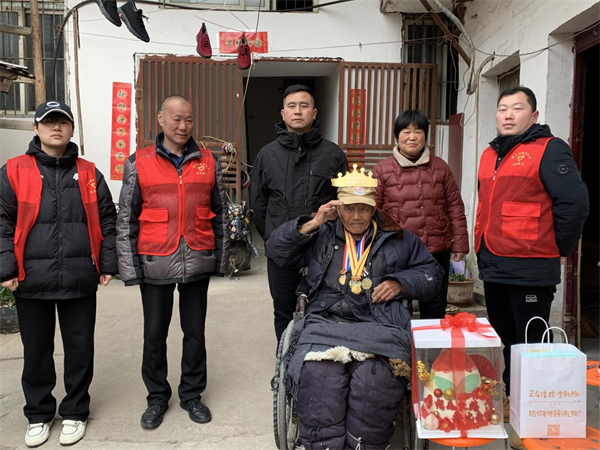 安徽太和县镜湖社区为抗战老兵李国贤庆祝百岁生日