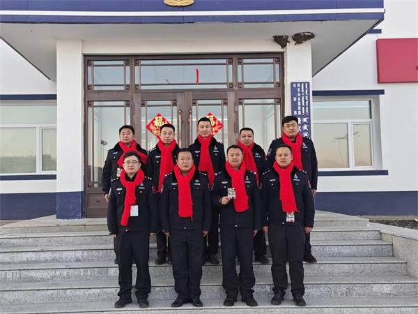 敬中国边关最可爱的人” ——河南老夫妻为内蒙古兴安盟绿水边境警察寄来温暖围巾侧记