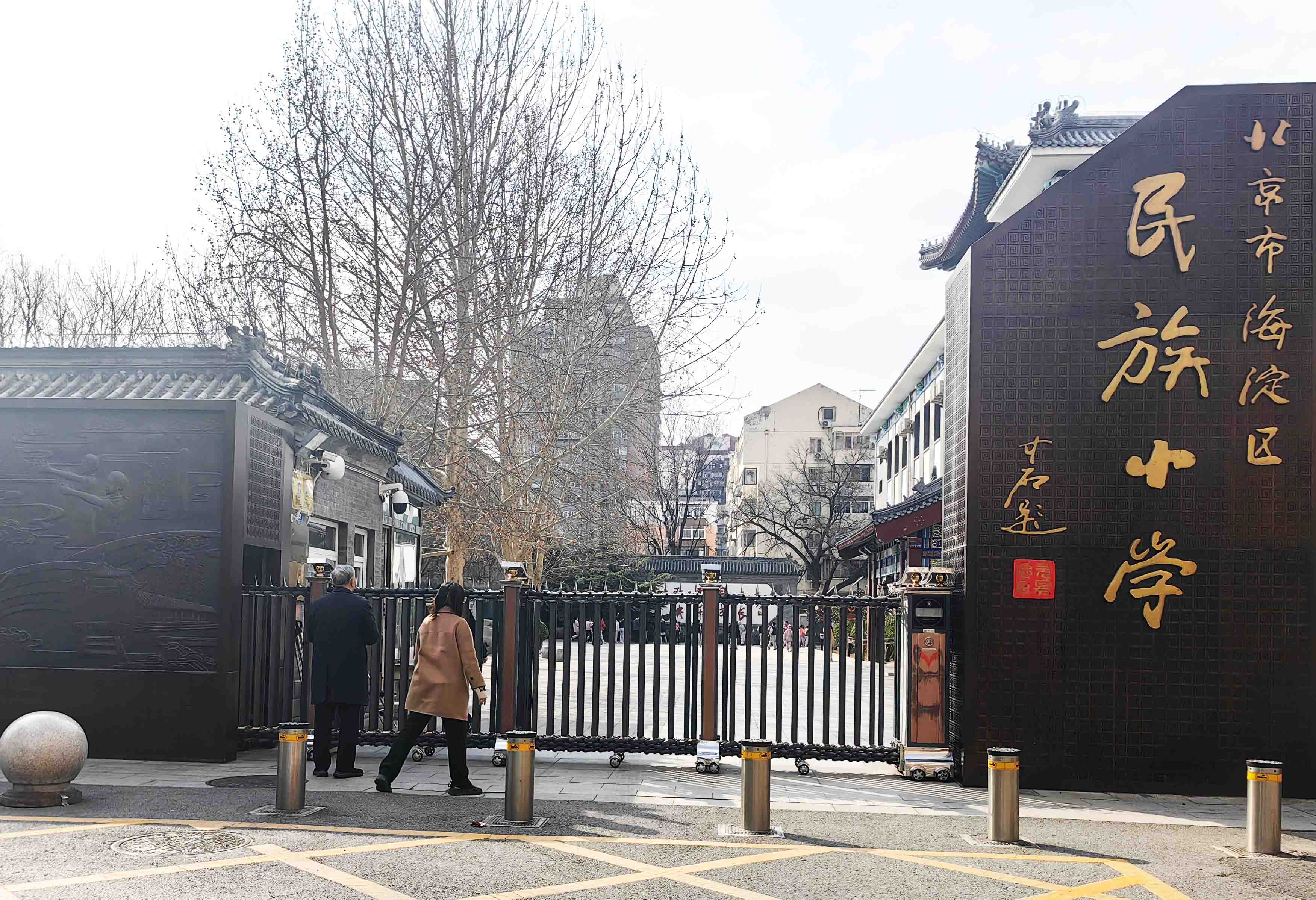 毛主席警卫尹月林到北京市海淀区民族小学讲述领袖读书的故事