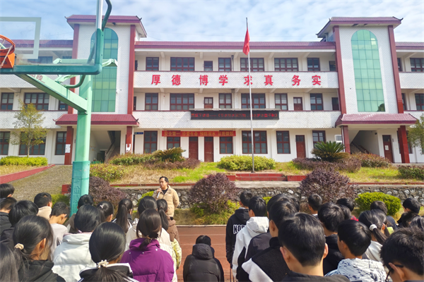 湖南慈利县景龙桥中学： 节水惜水润万物    爱水护水益千秋