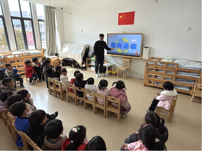 珍惜每一滴水 呵护生命之源 ——七里中心幼儿园世界水日主题活动