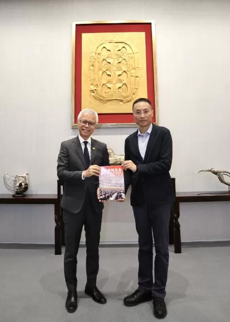 共工新闻社高级新闻顾问黄光宇访香港故宫文化博物馆馆长
