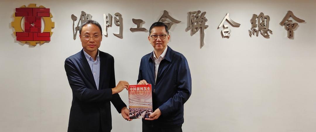 共工新闻社高级新闻顾问黄光宇向全国政协委员李从正赠刊
