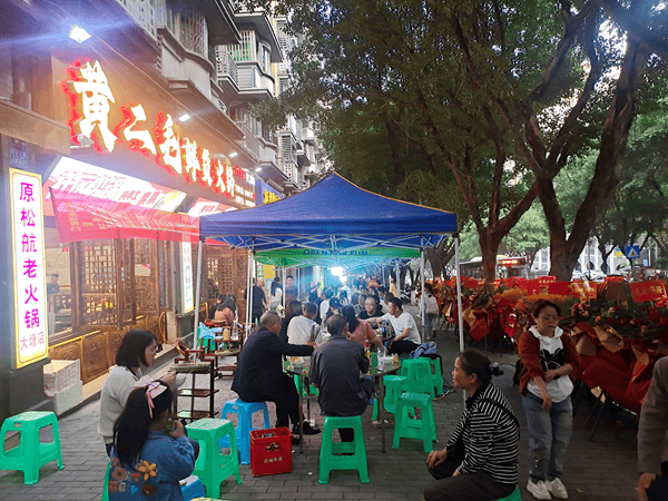 黄二毛鲜货火锅总店华丽蜕变 万份“半斤八两”回馈全城