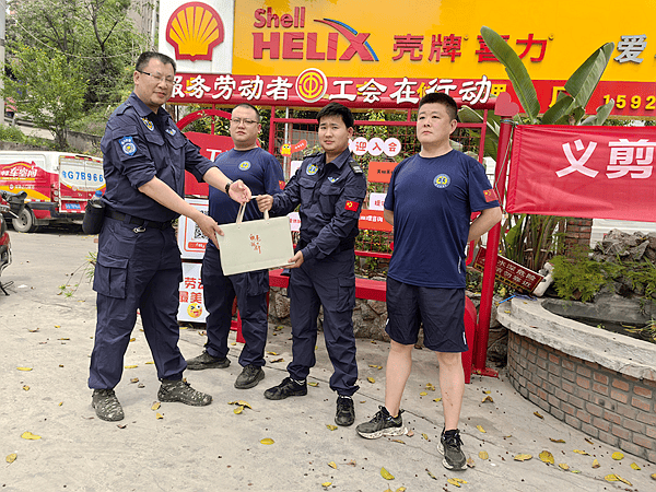 涪陵区曙光救援队何强获3月优秀队员 爱心企业助力表彰 