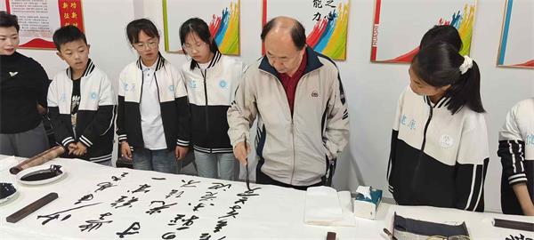 安徽阜阳：书画进校园   墨韵润心田