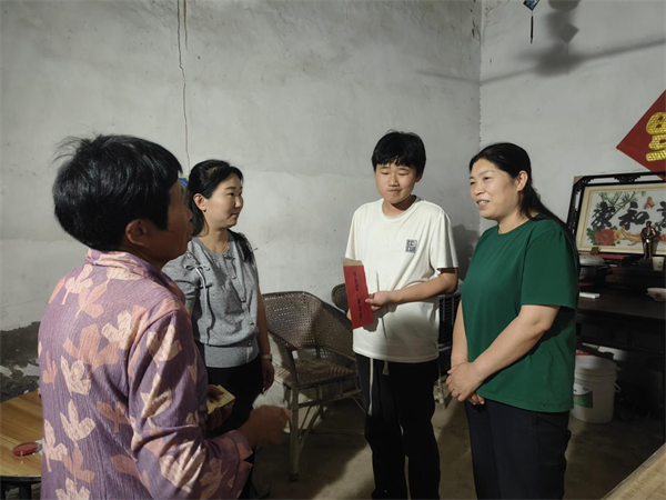 安徽省界首市东城街道妇联开展“徽姑娘”助学金发放活动