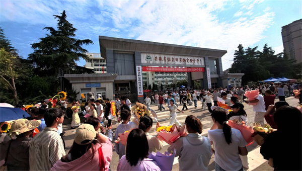 安徽临泉： 776名“志愿红”爱心助考情更浓