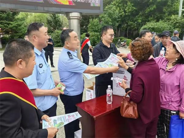 黑龙江省宝清县公安局开展防范非法集资宣传活动