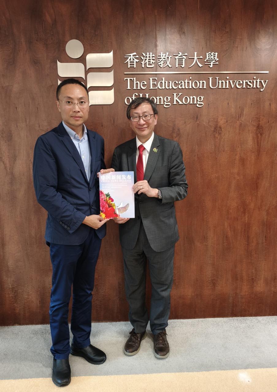 共工新闻社顾问黄光宇向全国政协委员、香港教育大学校长李子建赠刊