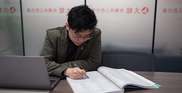 从台前主持到升学引路人 四川升学胡老师：