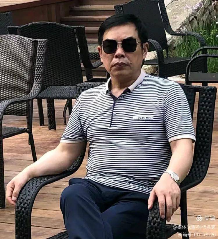 暖流如薪，弹壳为杖 ——读张明刚《心有暖